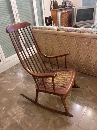 Mecedora de madera con cojín floral