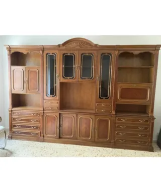 Mueble de comedor de madera y cristal