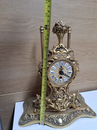 Reloj de sobremesa vintage dorado