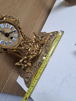 Reloj de sobremesa vintage dorado