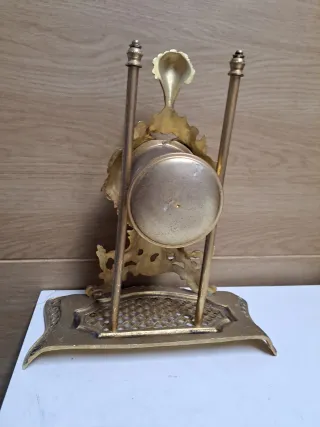 Reloj de sobremesa vintage dorado