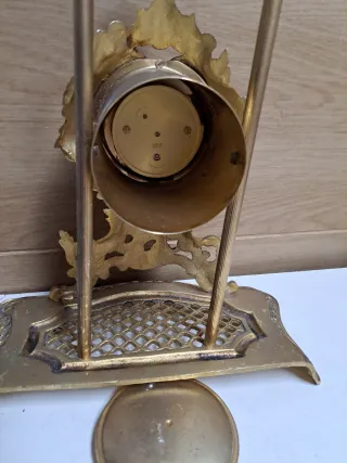 Reloj de sobremesa vintage dorado