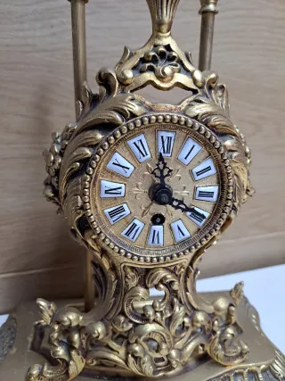 Reloj de sobremesa vintage dorado