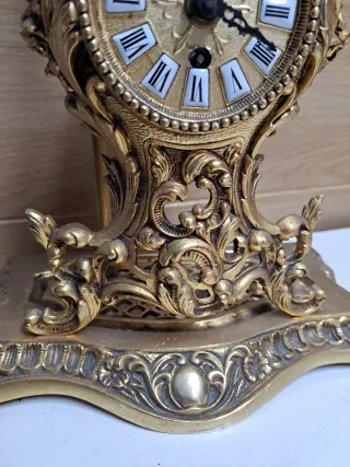 Reloj de sobremesa vintage dorado