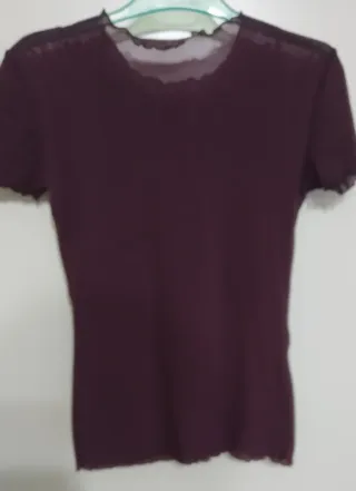 Camiseta de mujer morada con flores. Etam