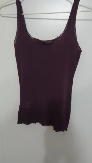 Camiseta de mujer morada con flores. Etam