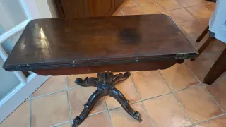 Mesa auxiliar madera antigua tallada