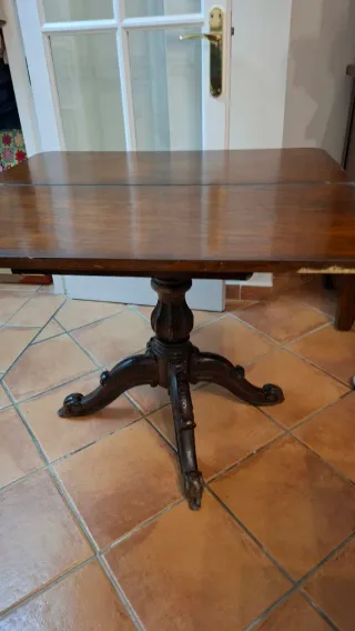 Mesa auxiliar madera antigua tallada