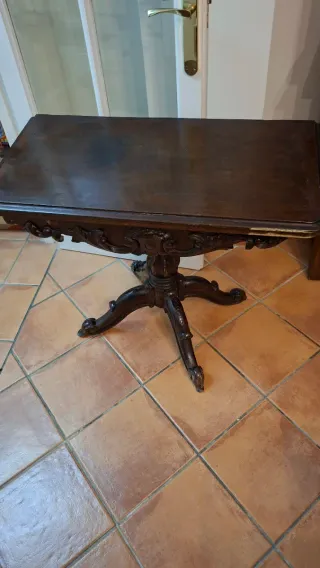 Mesa auxiliar madera antigua tallada