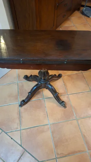 Mesa auxiliar madera antigua tallada