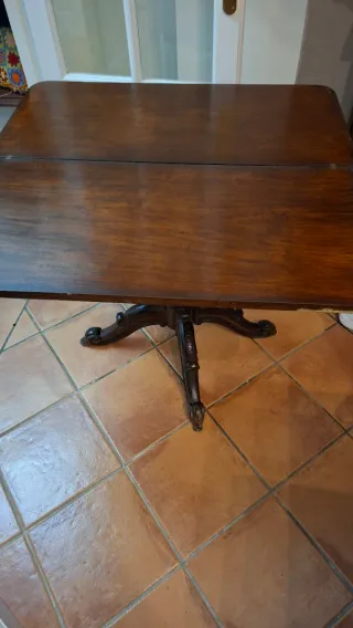 Mesa auxiliar madera antigua tallada