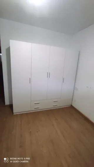 Armario blanco de madera