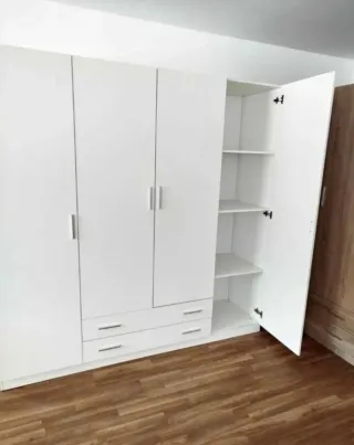 Armario blanco de madera