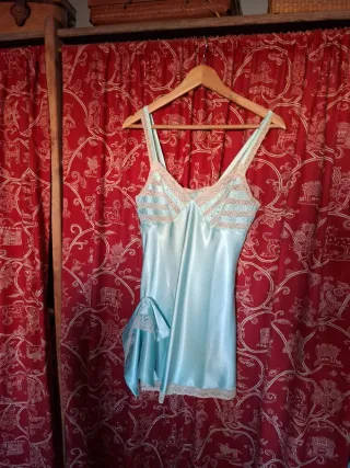 Camisón lencero azul con encaje