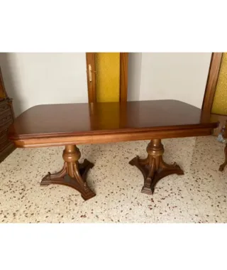 Mesa de comedor de madera