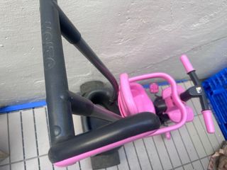 Triciclo infantil rosa con manillar