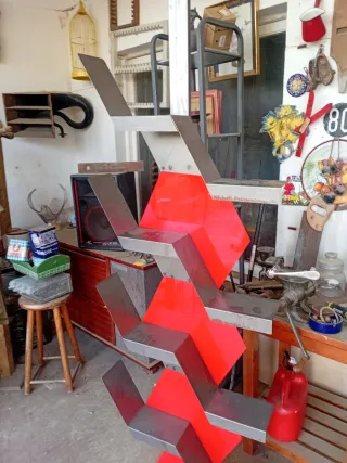 Estantería Metálica Hexagonal Roja y Plateada