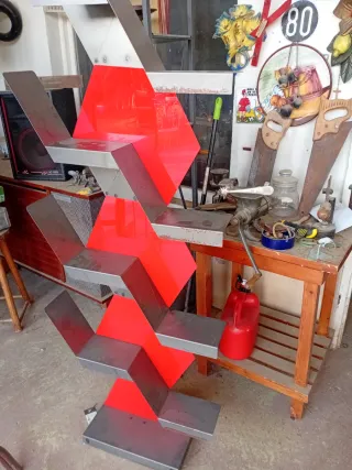 Estantería Metálica Hexagonal Roja y Plateada