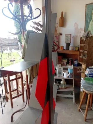 Estantería Metálica Hexagonal Roja y Plateada