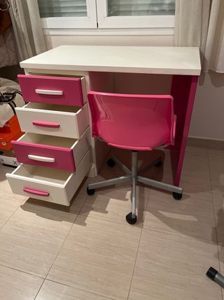 Escritorio rosa y blanco con silla