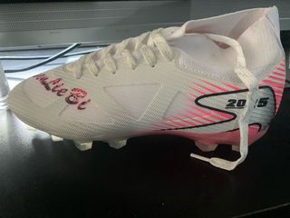 Zapatilla deportiva blanca y rosa