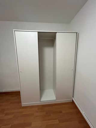 Armario blanco de 3 puertas correderas.