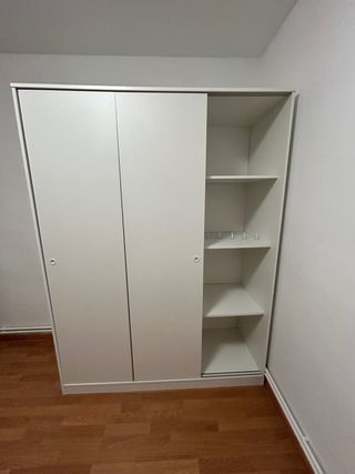 Armario blanco de 3 puertas correderas.