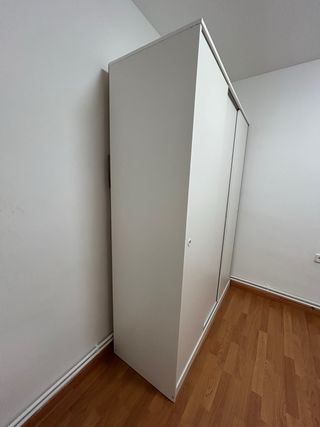 Armario blanco de 3 puertas correderas.