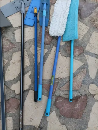 Mopas y mangos para limpieza