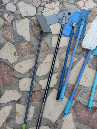 Mopas y mangos para limpieza