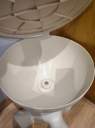 Mesa auxiliar figura muñeco sentado