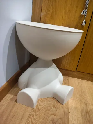 Mesa auxiliar figura muñeco sentado