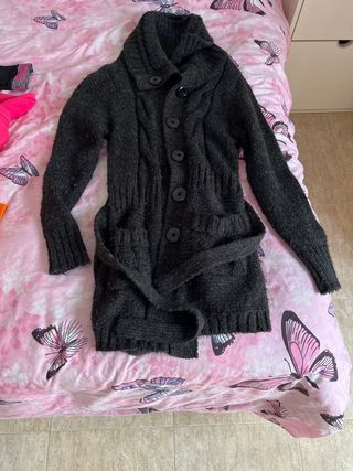 Chaqueta de punto gris con cinturón