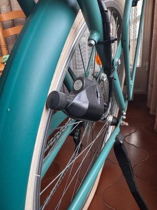 Bicicleta estilo holandesa verde.