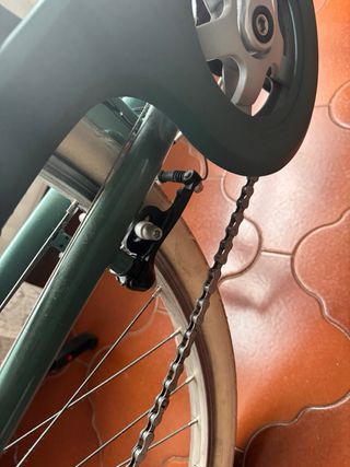 Bicicleta estilo holandesa verde.