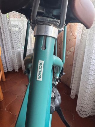 Bicicleta estilo holandesa verde.