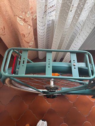 Bicicleta estilo holandesa verde.