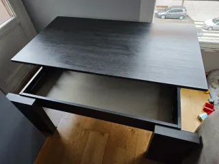 Mesa auxiliar salón negra y marrón