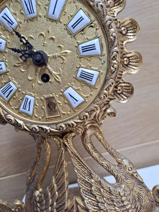 Reloj de sobremesa vintage dorado cisnes