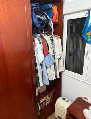Armario de madera con puertas de espejo