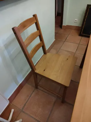 Mesa de comedor y 4 sillas de madera.
