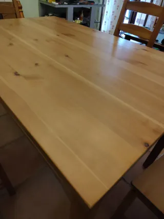Mesa de comedor y 4 sillas de madera.