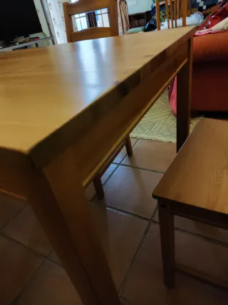 Mesa de comedor y 4 sillas de madera.