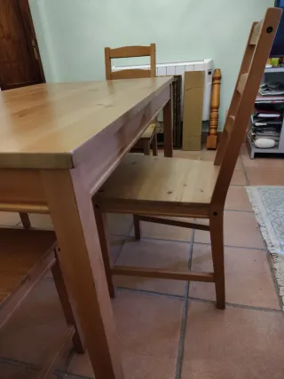 Mesa de comedor y 4 sillas de madera.