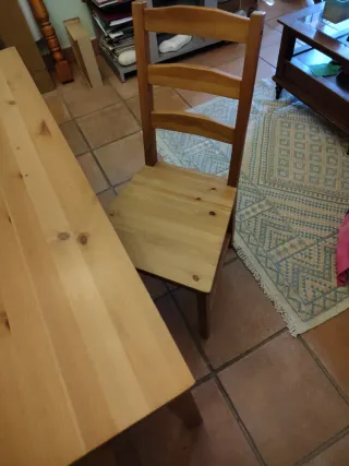 Mesa de comedor y 4 sillas de madera.
