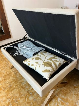 Banco pie de cama beige con patas de madera