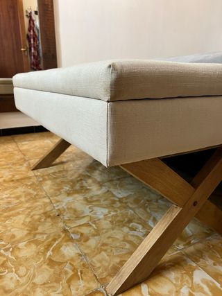 Banco pie de cama beige con patas de madera
