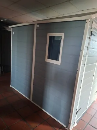 Caseta exterior de fibra gris y blanco