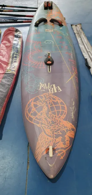 Tabla windsurf + 5 velas + material de windsurf