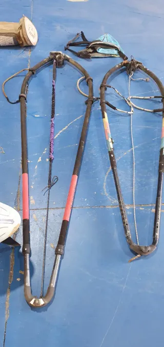 Tabla windsurf + 5 velas + material de windsurf